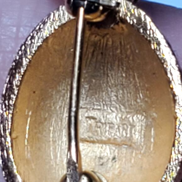 Vtg Crown Trifari Signed Mini 1" Pineapple Gold Tone Textured Scatter Pin Brooch - Picture 3 of 4